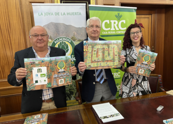 Presentación oficial del juego de mesa con Antonio Ángel Hurtado (presidente de la Asociación Alcachofa Vega Baja del Segura), Manuel Ruiz (presidente de Caja Rural Central) y Marta Ruiz (Ilustradora).