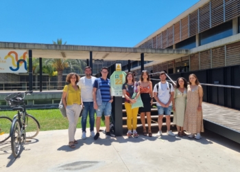 Rosa María Martínez (cuarta por la izquierda) junto a su equipo investigador.