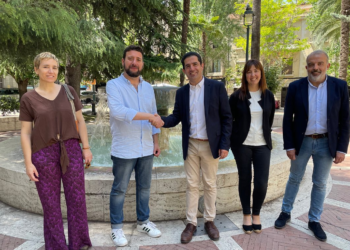 Representantes del PSOE y Compromís simbolizan el 'Pacte del Parterre'.