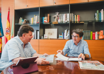 Pachi Pascual con nuestro director, Ángel Fernández, en los momentos previos a comenzar la entrevista.