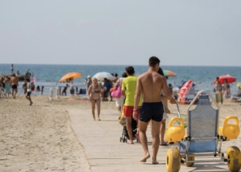 Alicante inicia el servicio de playas accesibles con nuevas grúas para facilitar el baño