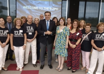 El vicepresidente de la Unión Europea recibe a una delegación de la UA con los primeros Erasmus Senior de España