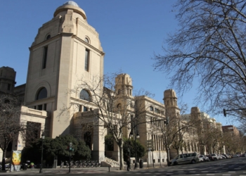 Las investigadoras de la Universitat de València publican un 12,31% más de artículos científicos que el año pasado