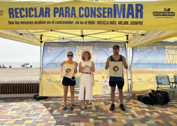 “Reciclar para ConserMar” informa en la playa La Glea-Campoamor de los beneficios del reciclaje para el medio ambiente