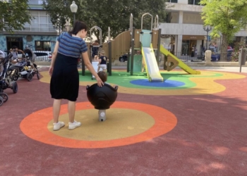 Alicante renueva la plaza de Calvo Sotelo con nuevos juegos infantiles inclusivos