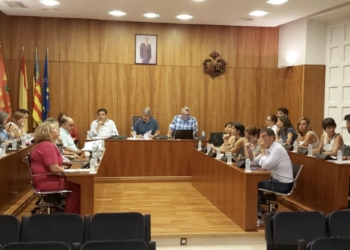 Orihuela aprueba las retribuciones de concejales, personal eventual y asignaciones a grupos políticos