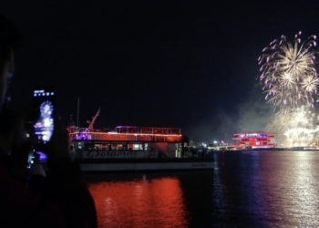 Valencia rinde homenaje a la música en valenciano y al cantante Nino Bravo durante la Noche en el Mar