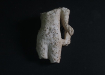 Los investigadores de la Universidad de Alicante hallan una escultura de una ninfa acuática en La Alcudia