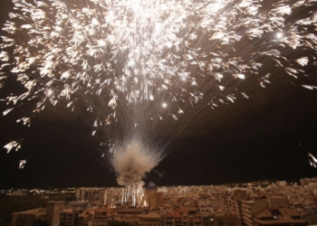 Elche abre el plazo de inscripción para participar en el lanzamiento de palmeras en la Nit de l’Albà