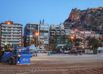 Alicante destina 50 operarios y 20 máquinas al operativo especial de limpieza de playas