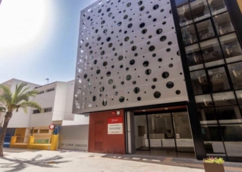 Benidorm adopta medidas para mitigar los efectos del calor en los colegios electorales el 23-J