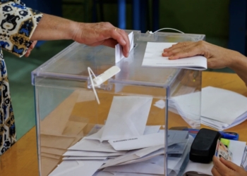 Alicante reparte agua a mesas electorales y vela por la ventilación en sedes de votación