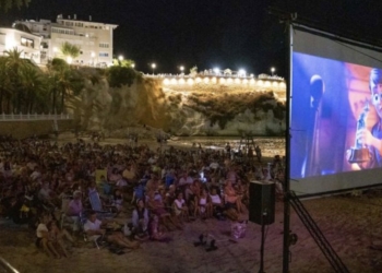 Benidorm inicia el ciclo ‘Cine en la Playa’ con la película ‘Valentina’ en la playa de Mal Pas