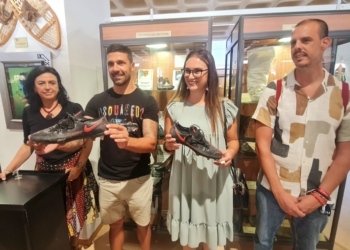 Iván Forte dona al Museo del Calzado las botas con las que marcó el gol del ascenso a Primera Federación