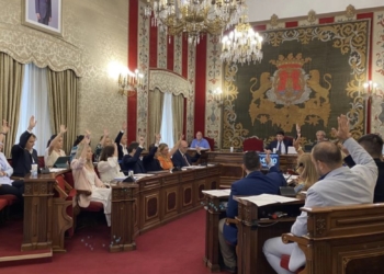 Alicante saca la gratuidad del autobús para jóvenes y el pago de tres millones para ayudas