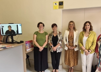 Turisme impulsa un servicio piloto de información y acogida para personas con discapacidad auditiva pionero en España
