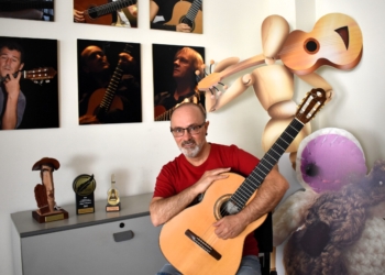 Pepe Payá posa en exclusiva ante nuestra cámara junto a alguno de los premios que ha conseguido el festival | Javier Díaz