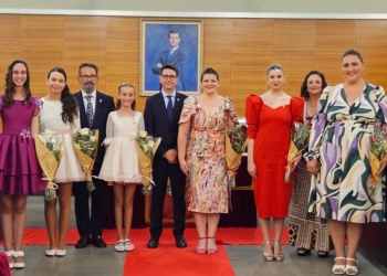 Presentadas a las autoridades las 50 representantes de las Fiestas de Hogueras y Barracas 2023