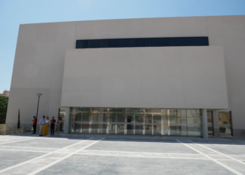 La nueva plaza del Teatro Chapí , abierta al público