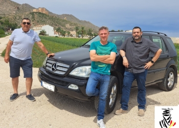 Antonio M. Mínguez, Francisco J. Ferrández y Víctor Manuel Monera junto al coche que llevarán al Chatarras Raid 2024.