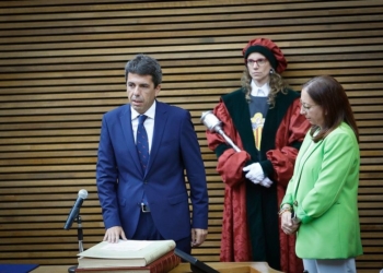 Mazón jura su cargo en Les Corts tras ser investido presidente de la Generalitat.