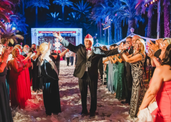 José Mazón y María Dolores Juárez son aplaudidos por el público presente en la gala (23 de julio).