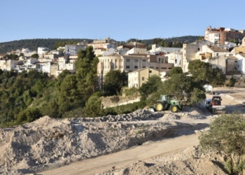 Recta final de las obras de la primera fase del aparcamiento en La Riba