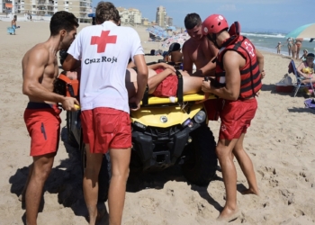 Policía Local y Cruz Roja efectúan un simulacro de salvamento en la playa del Perellonet