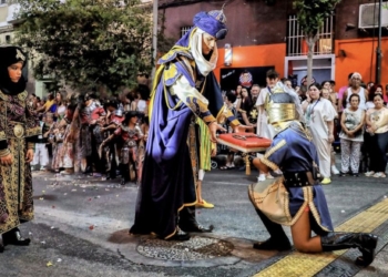 Una docena de fiestas en barrios llenan Alicante de tradición, cultura y color en agosto