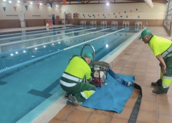 Benidorm vacía la piscina municipal del Palau d’Esports para prepararla para el nuevo curso
