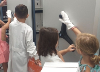 Alumnos de la escuela de verano visitan el Archivo Municipal para crear una exposición infantil sobre el pasado, presente y futuro de Altea