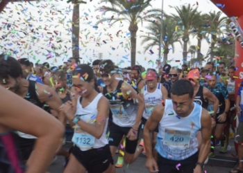 La carrera al amanecer en Santa Pola se convierte en la prueba más multitudinaria del verano en la provincia