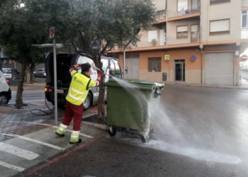 Villena inicia una campaña de limpieza de los 500 contenedores de su casco urbano