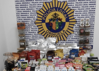 La Policía Local de Orihuela incauta marihuana, hachís y estupefacientes tras registrar un local en la costa