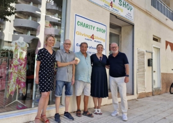 La asociación Giving4Giving realiza una nueva donación de 1.000 euros al Voluntariado Social de l’Alfàs