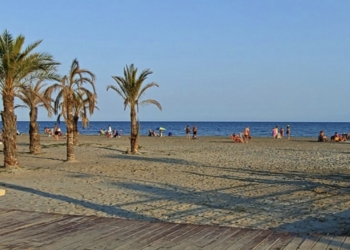 Santa Pola reafirma su compromiso con los deportes náuticos en la playa del Tamarit