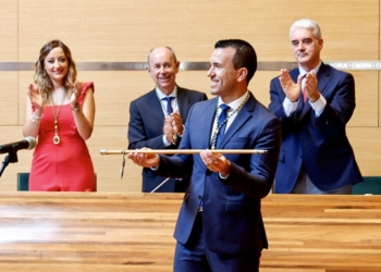 Vicente Mompó recogiendo la vara de mando como nuevo presidente de la Diputación de València