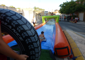 Cien metros de tobogán acuático para despedir el verano en Crevillent