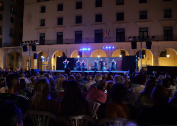 Más de 12.000 personas asisten a los 21 conciertos del ciclo ‘Verano de Músicas’ en la Plaza del Ayuntamiento