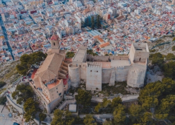 Castillo, murallas y faro, baluartes de Cullera