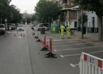 Villena optimiza la zona de aparcamiento de la calle Miguel Hernández tras su conversión en sentido único