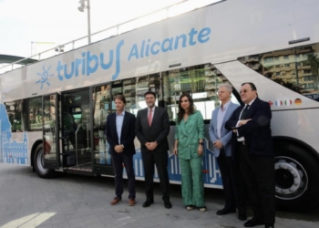Alicante presenta un nuevo Turibús para dar a conocer la ciudad en un recorrido guiado