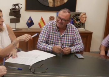 Crevillent y la Asociación de Moros y Cristianos “rubrican un convenio para mantener el apoyo a esta Fiesta de Interés Turístico Internacional