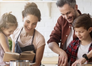 Petrer promueve la corresponsabilidad en los hogares con un taller de cocina en familia
