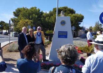 El Club de Leones de l’Alfàs del Pi instala un monolito conmemorativo por su 40 aniversario