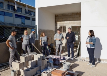A punto de finalizar el Taller de Empleo de Albañilería que trabaja en la parcela de huertos urbanos de l’Arabí