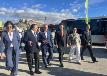 La delegada del Consell en Alicante participa en la presentación de los nuevos autobuses de la flota urbana de la ciudad