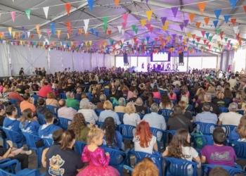 Cerca de un millar de personas se dan cita en los concursos de playbacks y paellas de l’Alfàs