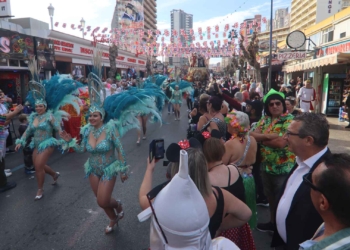 La ‘Fancy Dress Party’ llena de color y disfraces las calles del Rincón de Loix con unos 40.000 participantes