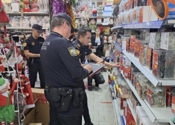 La Policía Local realiza una campaña inspecciones de comercios de cara a las fiestas navideñas